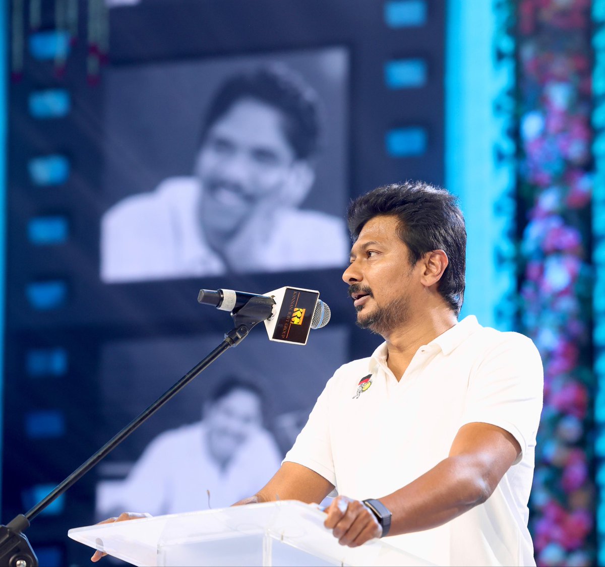 Udhaystalin's tweet photo. இயக்குநர் இமயம் பாரதிராஜா - திரைக்கதை மன்னன் பாக்யராஜ் ஆகியோரின் நினைவுகளைப் போற்றும் வகையில், சென்னை கலைவாணர் அரங்கில் திரையுலகம் சார்பில் இன்று நடத்தப்பட்ட ‘ராஜகோபுரங்கள் - நினைவு உற்சவம்’ நிகழ்ச்சியில் பங்கேற்றேன்.  

தமிழ்த்திரையுலகிற்கு புதிய அடையாளத்தை ஏற்படுத்திய பாரதிராஜா சார் - பாக்யராஜ் சாரின் பெருமைகளையும் - சாதனைகளையும் நினைவுகூர்ந்து உரையாற்றினேன். 

அவர்கள் இருவரின் கலைப்பணி என்றென்றும் மக்கள் நினைவுகளில் நிலைத்திருக்கும்! 

#Bharathiraja #KBhagyaraj