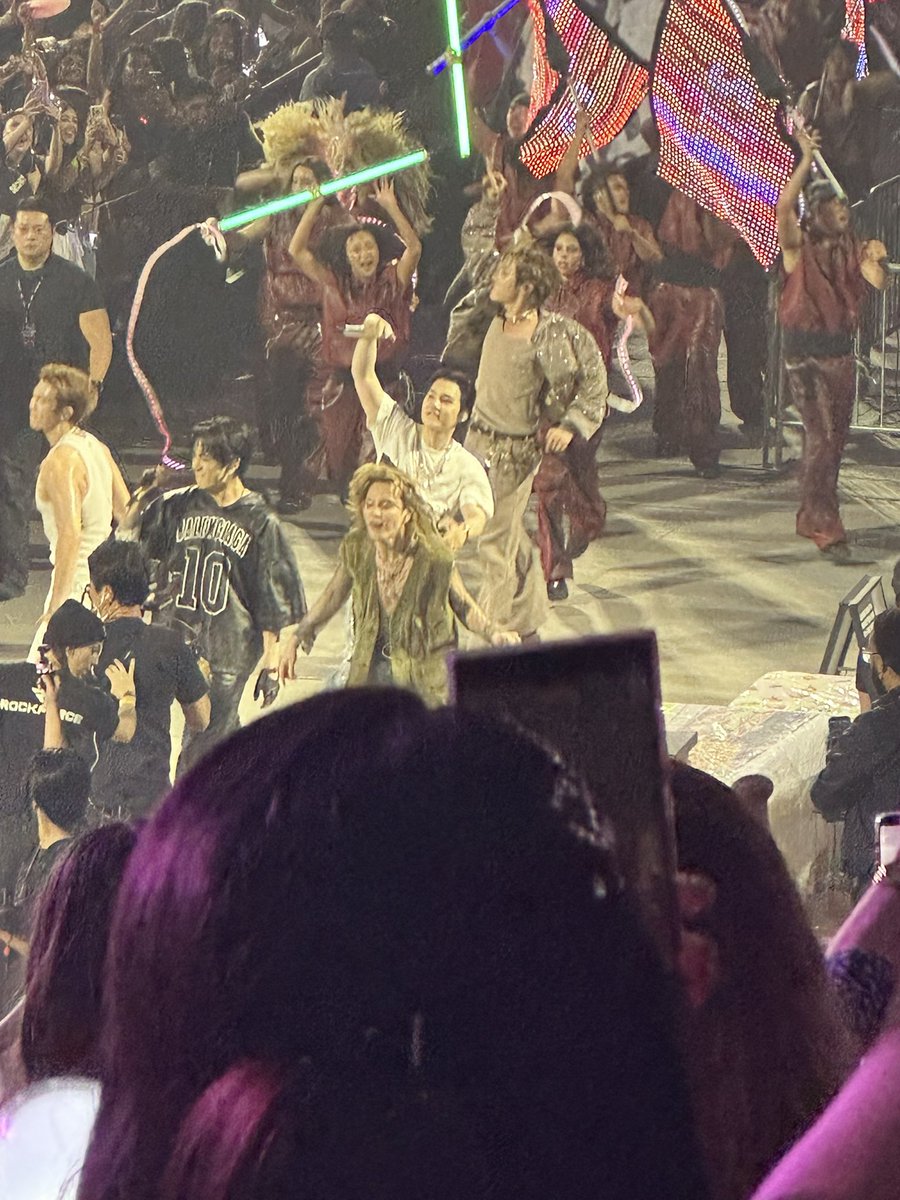 rafranzdavis's tweet photo. 3rd show and my first time actually seeing them walk the Idol parade with my own eyes. All 3 shows, I was in row 12 or 13 and I finally got to see them without interferance. https://t.co/CvpfoTn6j0