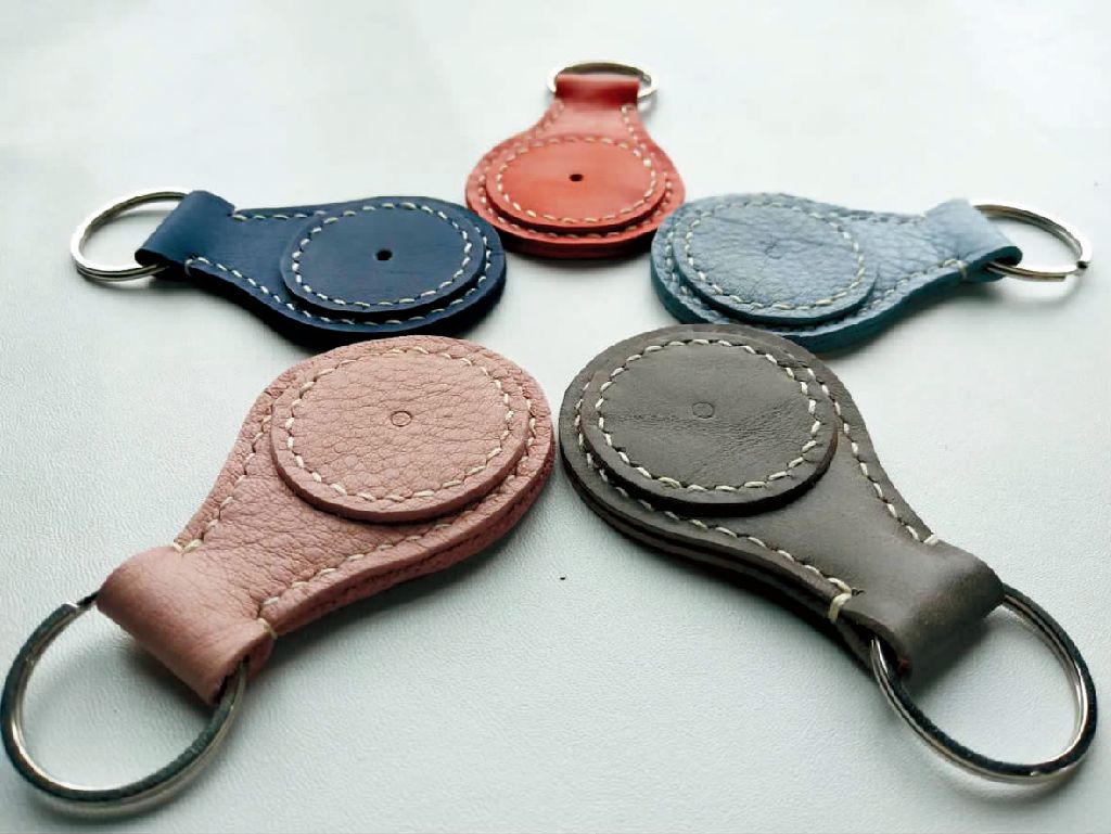 ryangusti16's tweet photo. Just made a cute woven leaf keychain with leftover threads! Simple, quick, and perfect for my bag  #DIYCrafts https://t.co/OIE8XbPiTU
