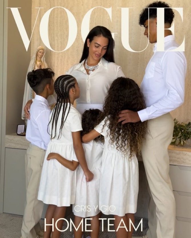 centregoals's tweet photo. 🚨🚨| Cristiano Ronaldo and Georgina Rodriguez posed for VOGUE magazine on the occasion of their wedding. 💍😁 https://t.co/FDIbMTTSlu