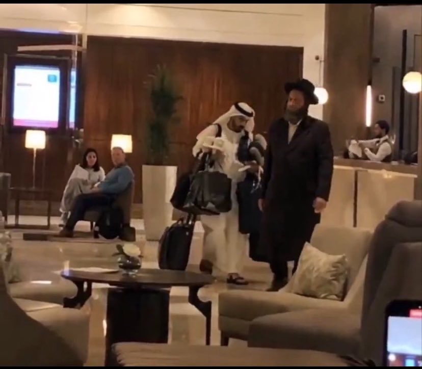 AFd_4's tweet photo. @x_uae71 منتم مطبعين انتم منبطحين
الصهيوني مستعبد الاماراتي والاماراتي عبد للصهيوني 

شيل الشنطه وانت ساكت فالعبيد لايسمح لهم بالحديث اثناء خدمتهم لأسيادهم. https://t.co/83vofBxDmP