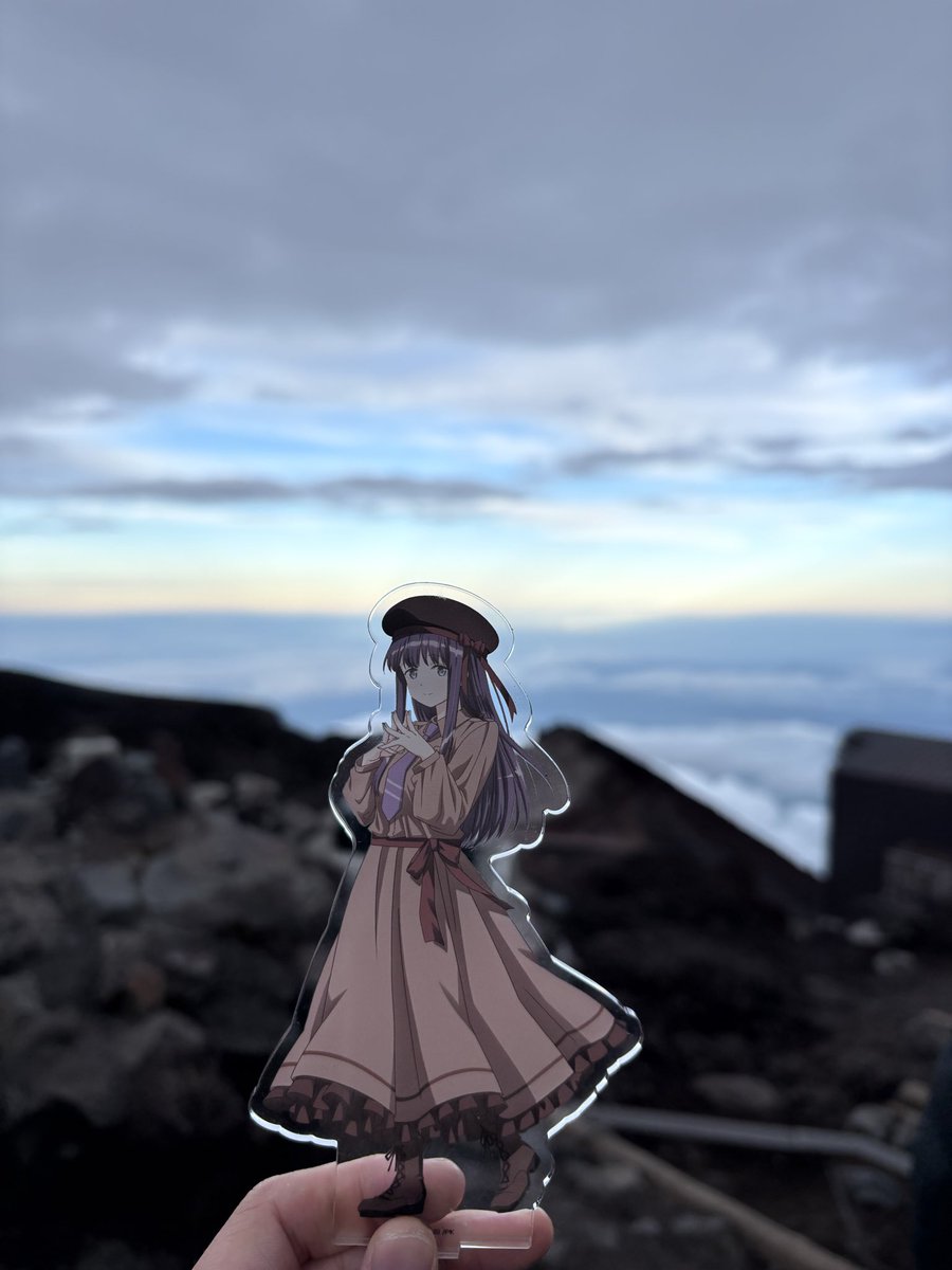 aom2q's tweet photo. 連休中に富士山に登ったとき、一緒に連れて行きました。
これでジンランとカナデも、富士山登頂の実績解除です！
#上伊那ぼたん https://t.co/JtqjDL19gd