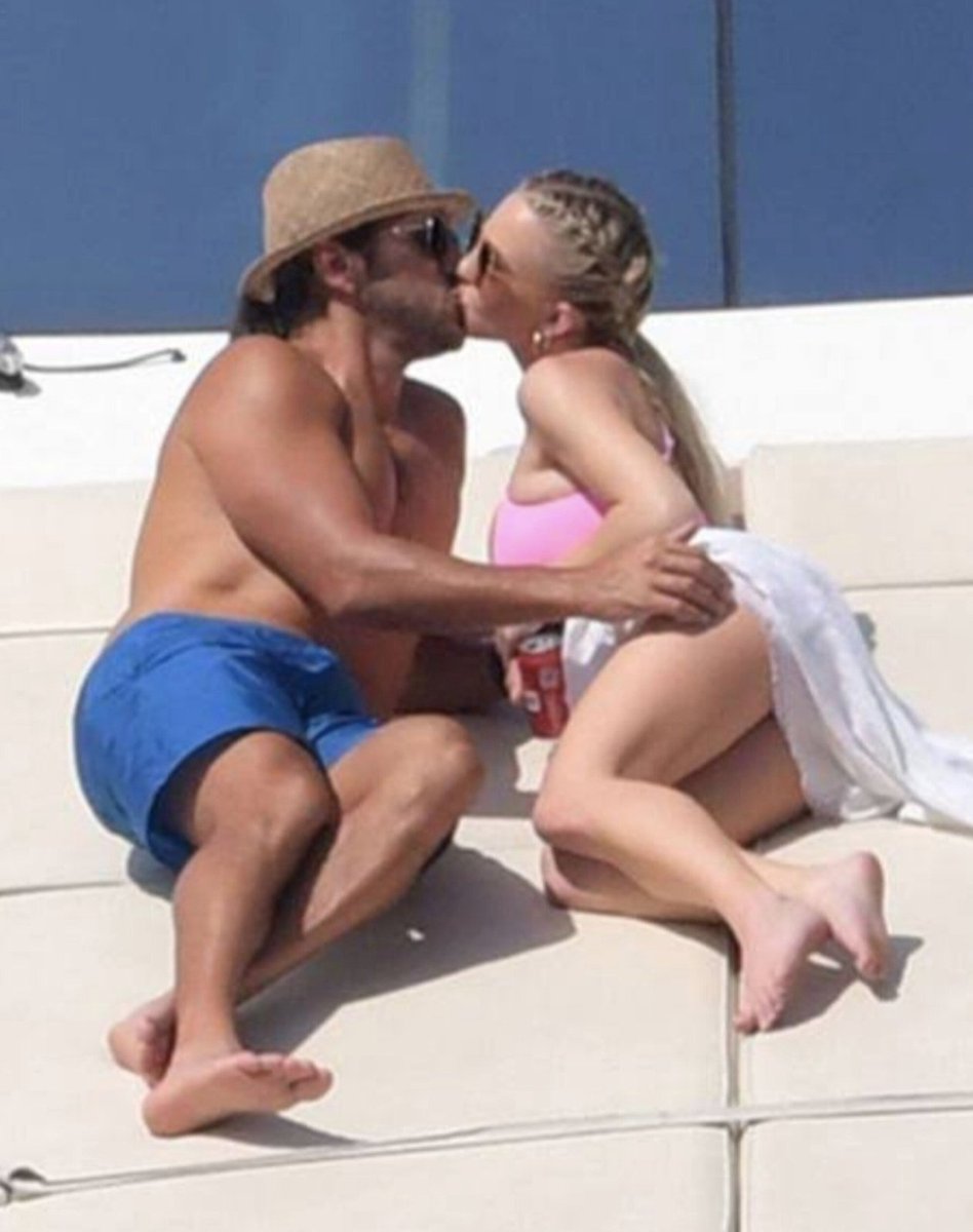 subhasIyf's tweet photo. Sydney Sweeney having fun with her ex boyfriend in the beach. https://t.co/7YTXqyZKz5