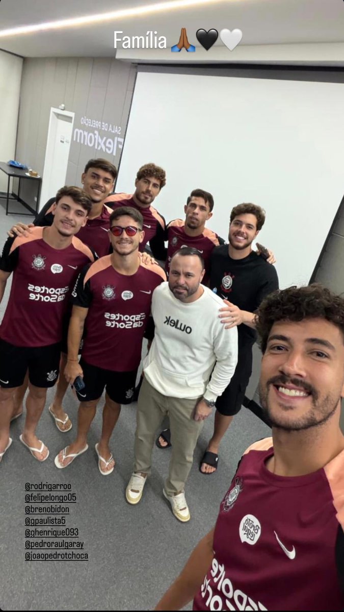 povotime1910's tweet photo. 🦅🙌 | Foto do culto pré-jogo entre Corinthians e Cruzeiro acaba de ser publicado nas redes sociais.

📸 | Reprodução/Alan Roger https://t.co/8VquXUn9UI