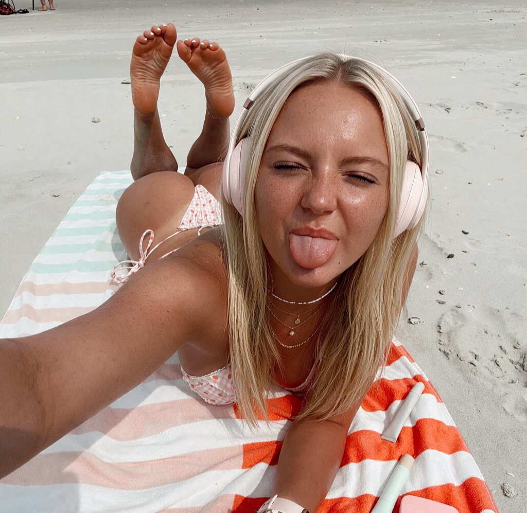 haileyisbratty's tweet photo. Sun is out, tongue is out, and your card needs to be out🥱💳 https://t.co/aOZ3sMZ8aD
