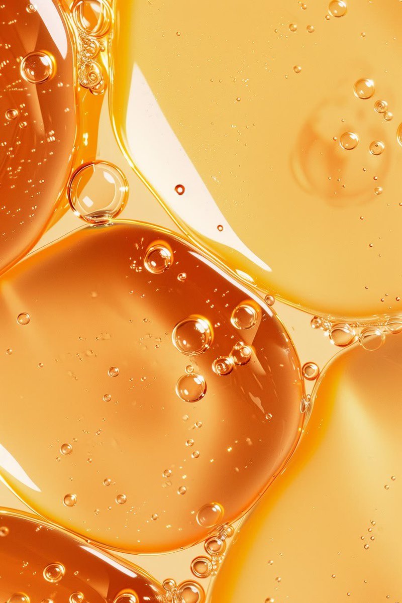 vionelle_sa's tweet photo. كيف تتحول قشرة البرتقال إلى قطرة زيت عطري؟ 🍊✨
قشرة البرتقال اللي نرميها غالبًا بعد ما نخلص البرتقالة… تخبّي داخلها شيء ما تتوقعونه. 👀

غدد صغيرة جدًا مليانة زيت عطري، ومنها تبدأ رحلة طويلة تنتهي بقطرة ريحتها برتقال كاملة.

طيب كيف يطلعونها؟ 🧵👇🏻 https://t.co/Shpy3j0RhV