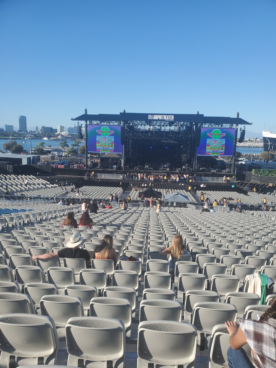 PattinsonFan86's tweet photo. A nice daye night with my hubby!!!Luke bryan concert and free admission to queen Mary https://t.co/tqsI2dzSKh
