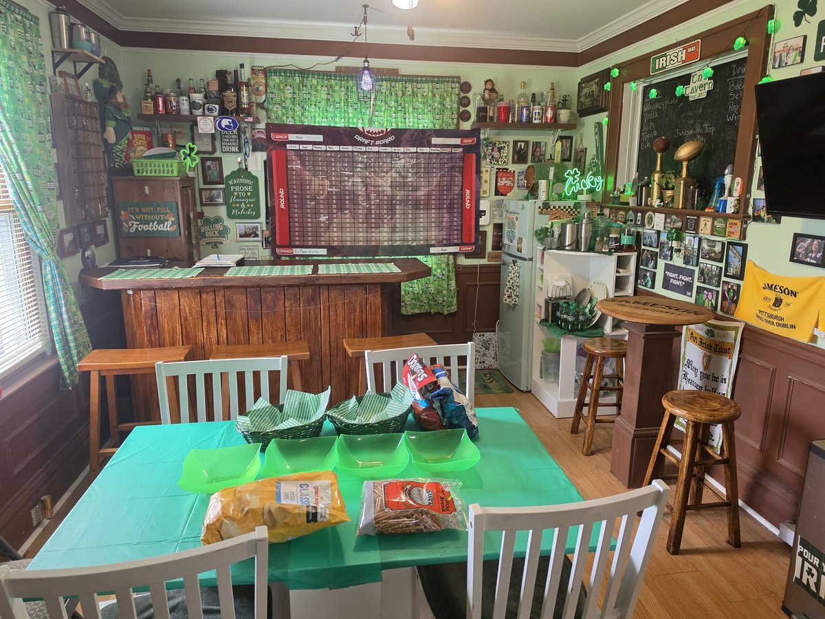 rocknirish2's tweet photo. Home bar is ready for FF draft #2 of the weekend @simepsu #fantasyfootball https://t.co/XvOT3PVSom
