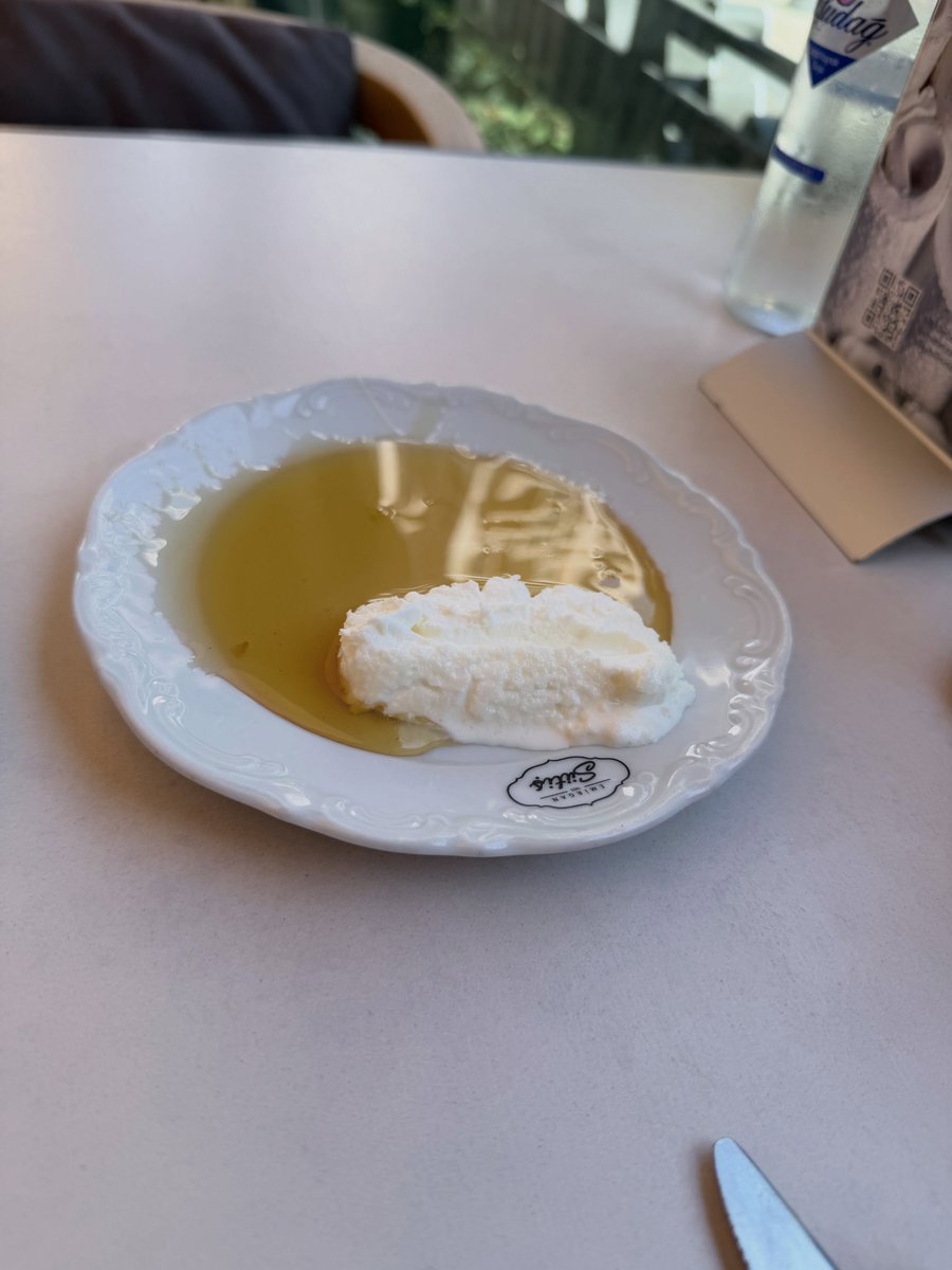 Lotusmagazines's tweet photo. ATEEZ üyesi Wooyoung’ın İstanbul günlüğünde Türk çayı, kaymak ve balın yanı sıra simit de yer aldı. https://t.co/8JDWFdZxwm