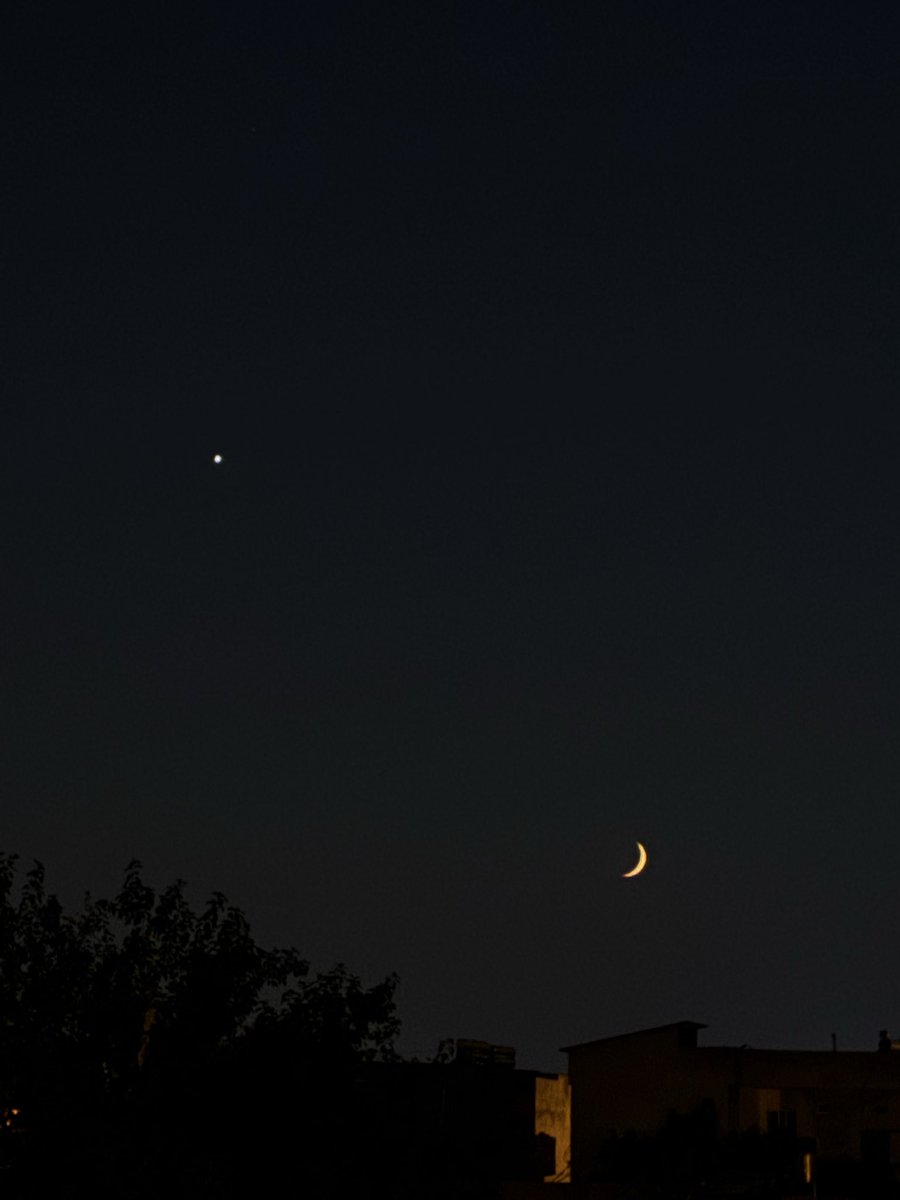 sadeceNur010's tweet photo. A moon and a star like me and you https://t.co/8eEered9FE