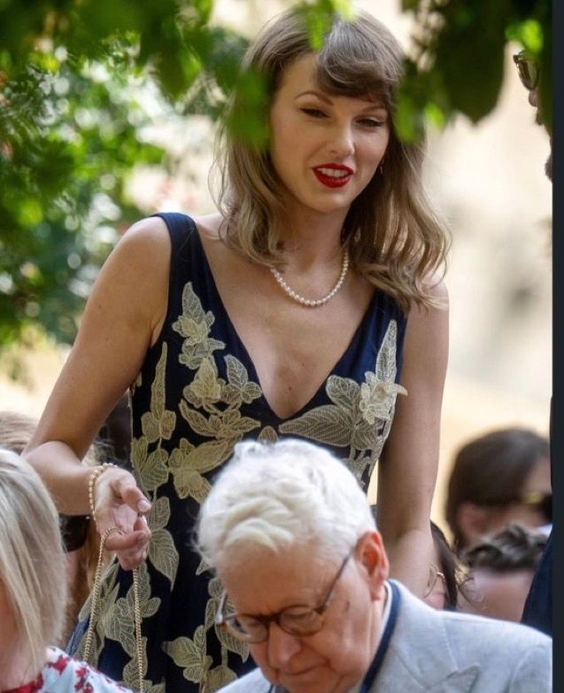 TheSwiftSociety's tweet photo. 📸| Taylor Swift at Laura Sisk and Oli Jacob’s wedding! https://t.co/F3X6PVPk9s