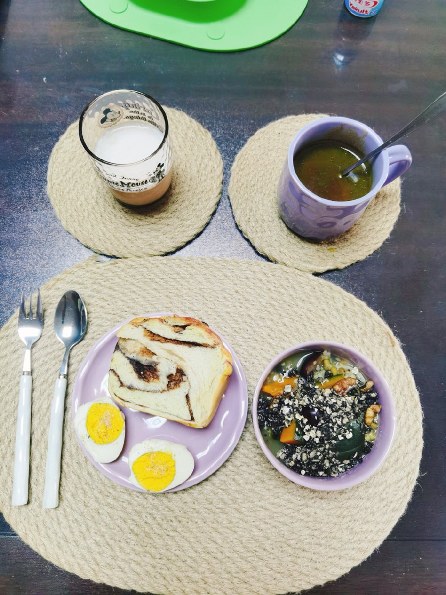 anna52fo4's tweet photo. 今早赖床没赶上做早餐，他端来热豆浆煎蛋还插了朵干花在杯口，说“给我的小懒猪准备的清晨惊喜”。 https://t.co/uuBhuSOkkF