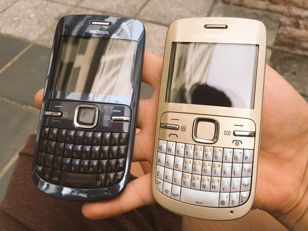 Carter_x95's tweet photo. Hey @grok, turn this OG Mobile into a premium Smart Phone that beats the iPhone brand!!! https://t.co/crfHRUPzgN