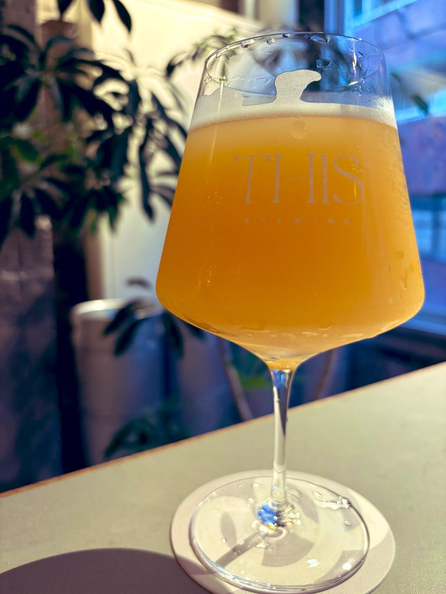 mikkeller_cat's tweet photo. 雨上がりに湯島のTHIS BREWINGまでお散歩。

"3rd Anniversary Ale w/Japanese tea" / 6.0%
"Pale ale w/earl grey" / 5.5%

飲めてなかったくき煎茶を使った周年エール。渋みと甘みのバランスすごい！
アールグレイも安定の美味しさです。 https://t.co/9ndXF2cPH2