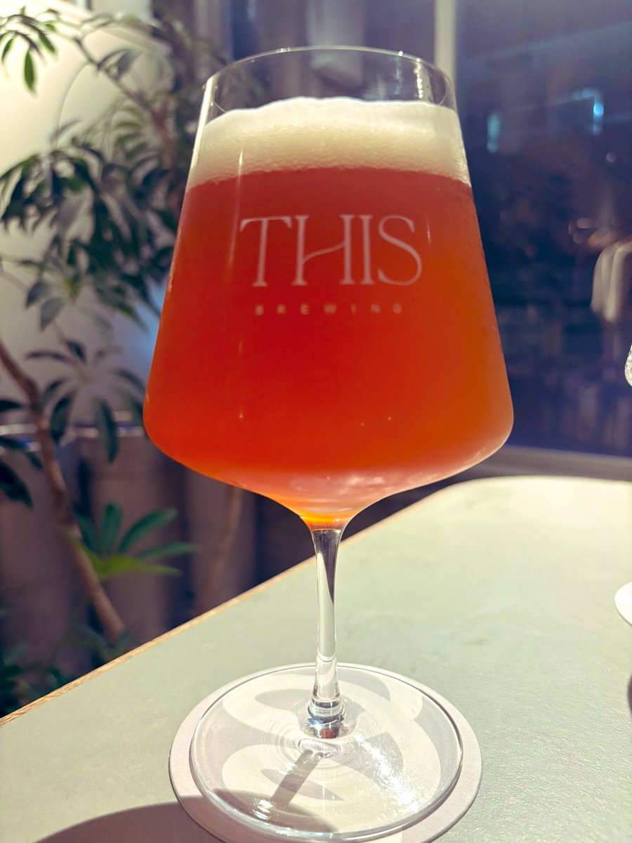 mikkeller_cat's tweet photo. 雨上がりに湯島のTHIS BREWINGまでお散歩。

"3rd Anniversary Ale w/Japanese tea" / 6.0%
"Pale ale w/earl grey" / 5.5%

飲めてなかったくき煎茶を使った周年エール。渋みと甘みのバランスすごい！
アールグレイも安定の美味しさです。 https://t.co/9ndXF2cPH2