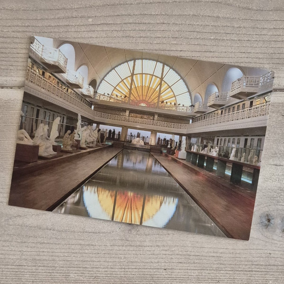 Mrs_Disbelief's tweet photo. Tussen het klussen door wist @sijspost even te ontsnappen naar Lille en omgeving. Op de kaart 'La Piscine' een beroemd kunst- en industriemuseum, gevestigd in een prachtig voormalig art-decobadhuis uit 1932. Wordt jouw huis ook zo bijzonder Sophie? ;) #EchtePostIsZoveelLeuker https://t.co/4DjK9QHEQK