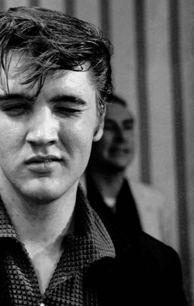 lisamariehash's tweet photo. Elvis Aron Presley. 
January 8, 1935 - August 16, 1977.

You brought such light to this world. 

There will never be another you.

My boy...my boy 💜

@VisitGraceland @ElvisPresley https://t.co/n49cCJud4B
