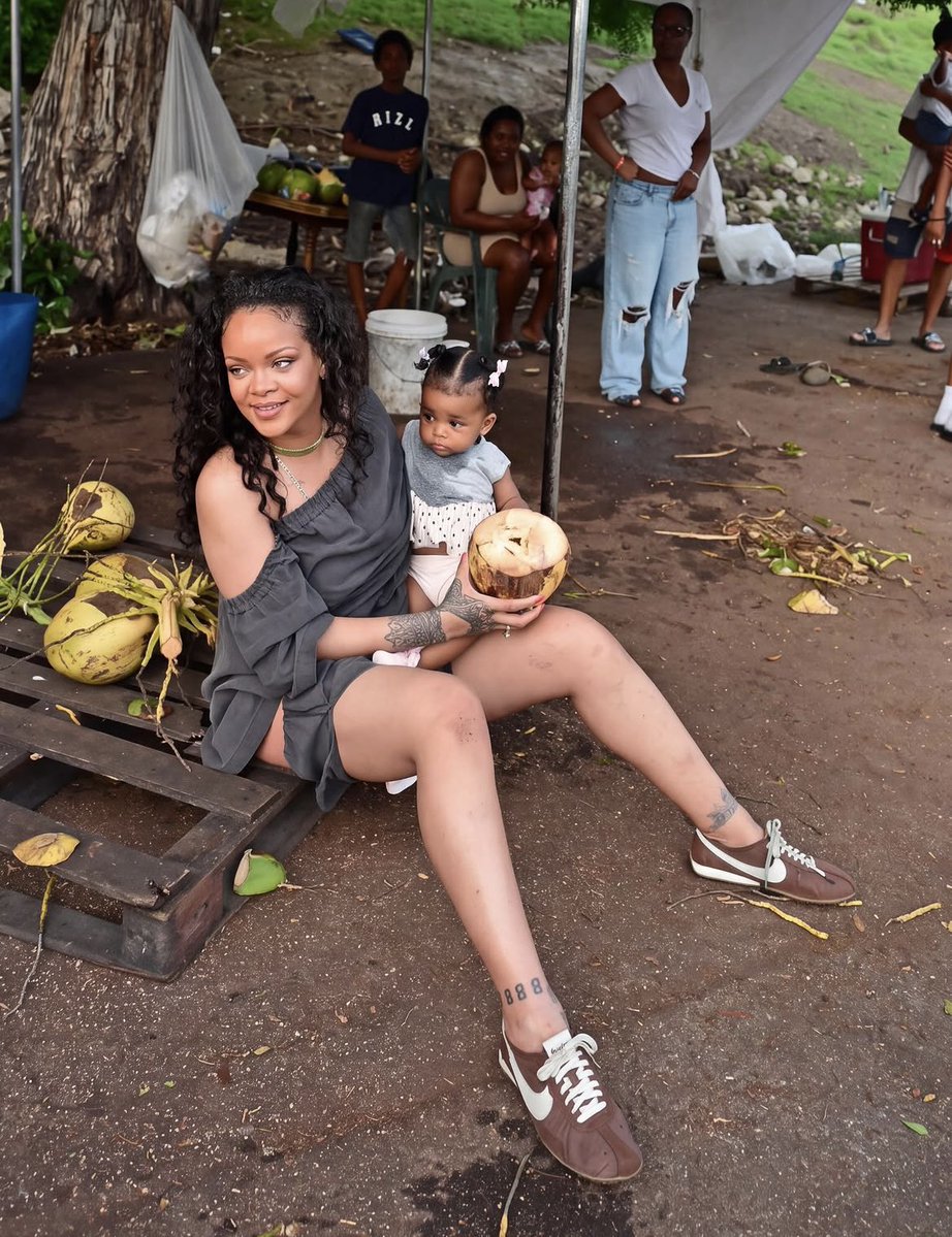 confusing_wot's tweet photo. Rihanna in her natural mom era >>> ❤️‍🔥 No red carpets, no glam… just pure beauty and real life. https://t.co/EJzb8Cj5mJ