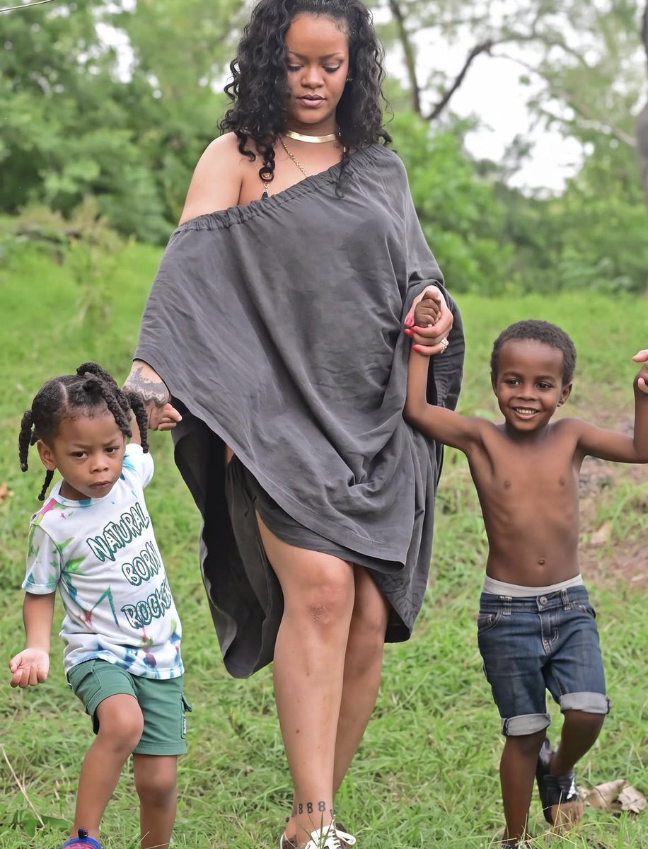confusing_wot's tweet photo. Rihanna in her natural mom era >>> ❤️‍🔥 No red carpets, no glam… just pure beauty and real life. https://t.co/EJzb8Cj5mJ