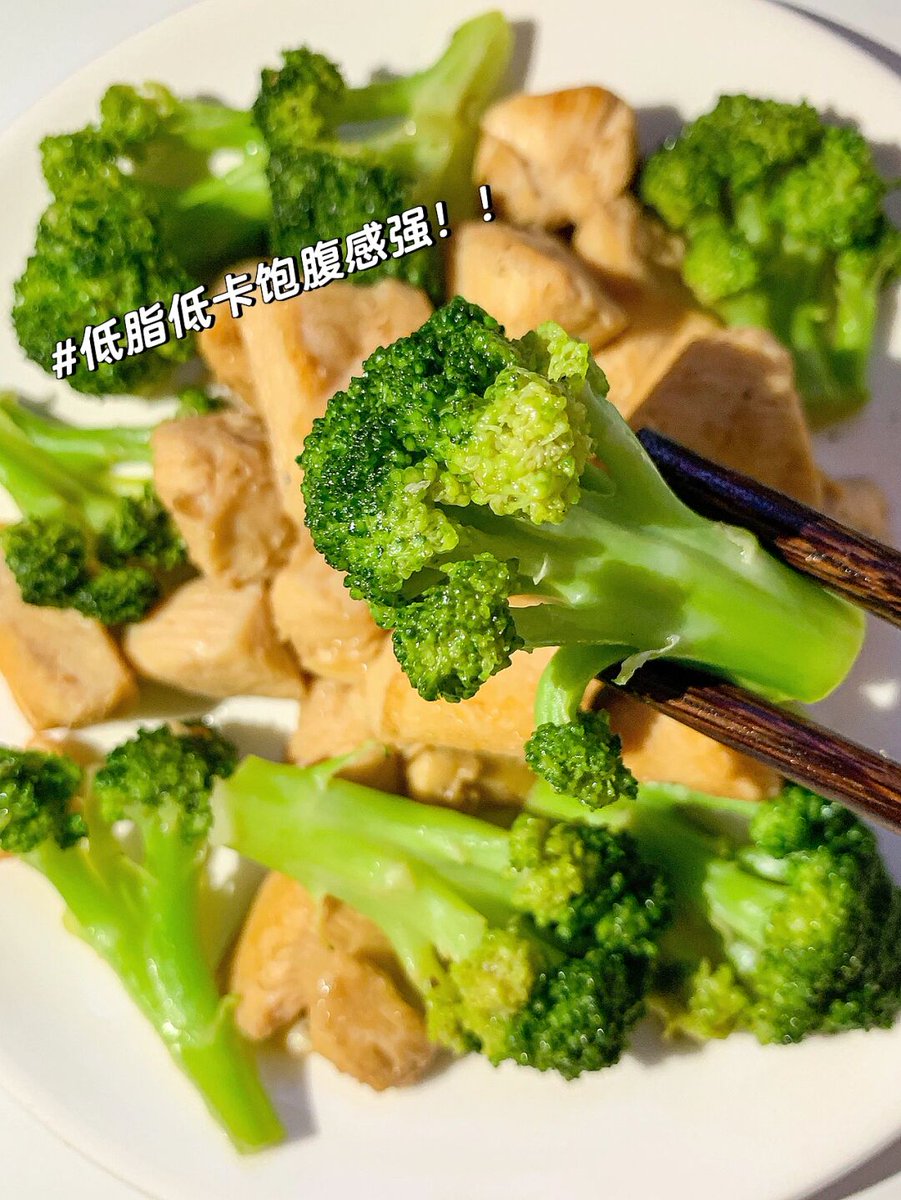 StridenStrive's tweet photo. Quick u0026 tasty low-carb lunch: grilled chicken, roasted broccoli, and cherry tomatoes under 30 mins! Perfect for your fat loss journey https://t.co/H6IMYqNK7z