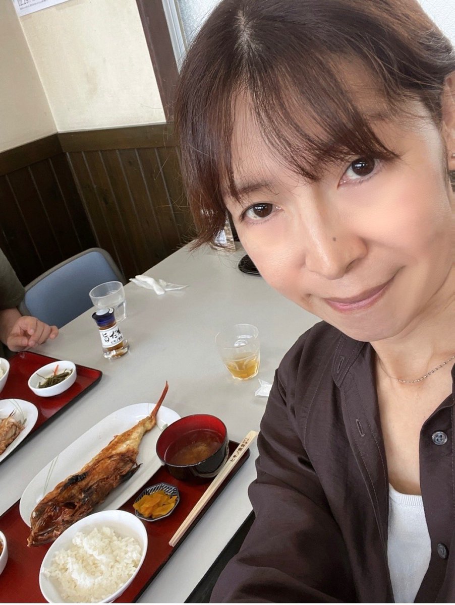 madeleine5187's tweet photo. ゴーレムは瀕死
沈黙の呪文は使えない
だが下は海

水の結界を張れば
こちらに勝機が

まずは火
アカウオの焼き魚定食！
水を蒸気に変える

巻物世界から持ち帰った
氷結の巻物
周囲の蒸気を一瞬で
魔導士ごと氷結へ
バキィィン🗡️
魔導士撃破！

アカウオもかき氷も美味しくて
ごちそうさまな話だわ😋 https://t.co/WKYI0VVmML