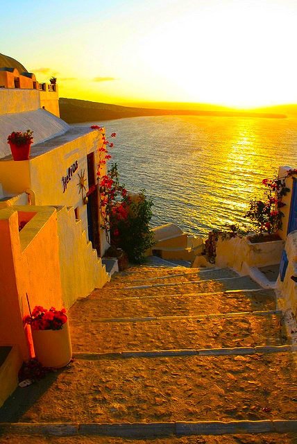 TPhaph96251's tweet photo. Just hiked up to that cliffside viewpoint in Santorini at golden hour—nothing hits quite like salty air, white-washed domes, and the Aegean turning tangerine ! https://t.co/MZqs2Xuny0