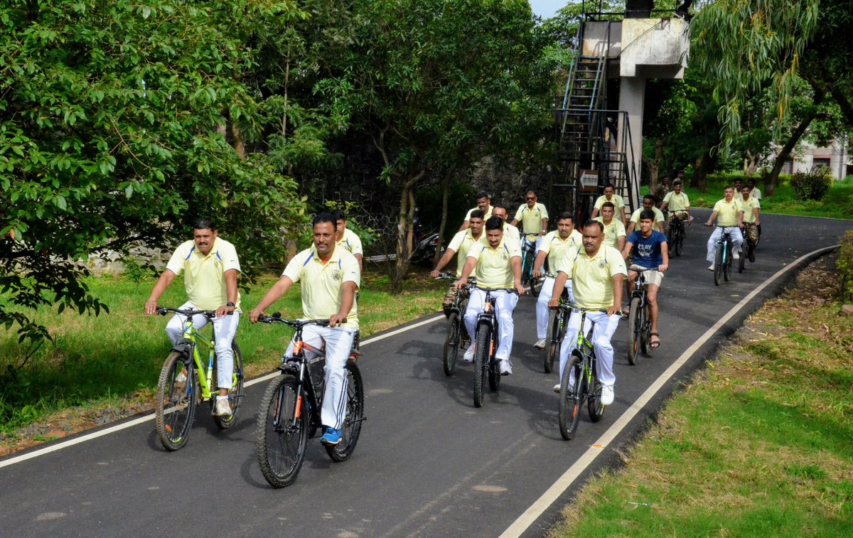 co242bncrpf's tweet photo. आज दिनांक 16 अगस्त 2026 को 242 बटालियन, GC पुणे परिसर में “Sunday on Cycle” कार्यक्रम के अंतर्गत साइकिल रैली का सफलतापूर्वक आयोजन किया गया। साइकिल रैली में बटालियन के अधिकारीगण, SOs एवं जवानों के साथ-साथ युवाओं एवं बच्चों ने उत्साहपूर्वक भाग लिया। @WSCRPF2016 @crpfindia @crpfkks https://t.co/9SrNhtHmKx