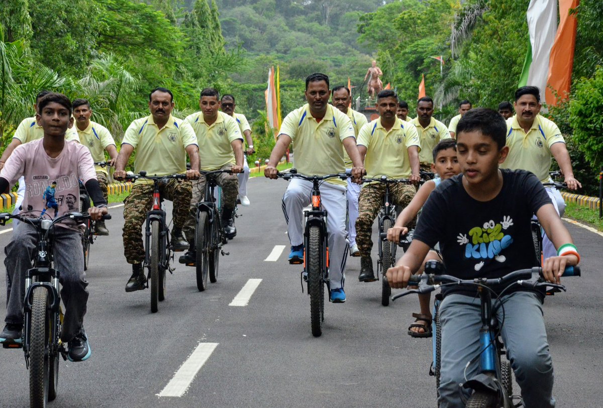 co242bncrpf's tweet photo. आज दिनांक 16 अगस्त 2026 को 242 बटालियन, GC पुणे परिसर में “Sunday on Cycle” कार्यक्रम के अंतर्गत साइकिल रैली का सफलतापूर्वक आयोजन किया गया। साइकिल रैली में बटालियन के अधिकारीगण, SOs एवं जवानों के साथ-साथ युवाओं एवं बच्चों ने उत्साहपूर्वक भाग लिया। @WSCRPF2016 @crpfindia @crpfkks https://t.co/9SrNhtHmKx
