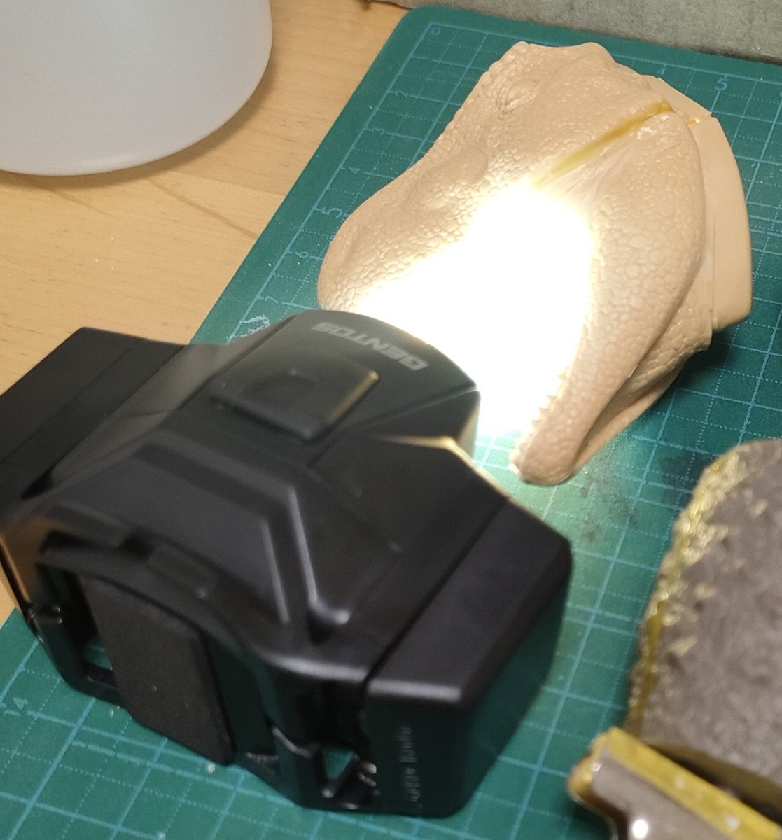 Usss333's tweet photo. タミヤティラノサウルスのはかいこうせん！
ではなく初マテリアルの光硬化パテで隙間埋め���非常用ライトを直撃させて硬化を早めます。
アゴがキレイにつながりました。
#タミヤ　#恐竜 https://t.co/oQxMaBQOx3