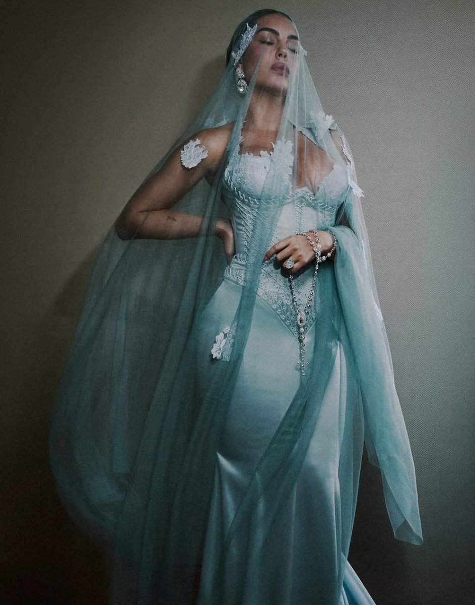 AlNassrTribune's tweet photo. 🇦🇷🗣 Georgina Rodríguez:

"When I was a little girl, I dreamt of the biggest castle, the biggest carriage, the longest dress, a crown full of diamonds. And now I’m saying: no. 

I want something intimate, with my partner and our children, at home. Because castles, houses, islands, horses, cars: We have all of that within reach every day. 

But something intimate? That’s more unusual for us.”