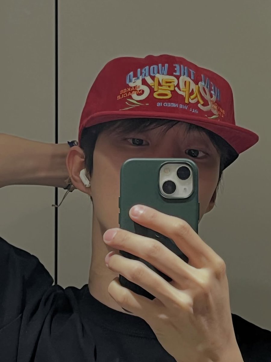 Jichangcin's tweet photo. On a little mission to gather every sparkle of love the world has tucked away. One precious moment at a time. But if there’s one treasure I’d choose above all, it’s the love THE Bs keep showering on me. https://t.co/fnSzz1ZQee