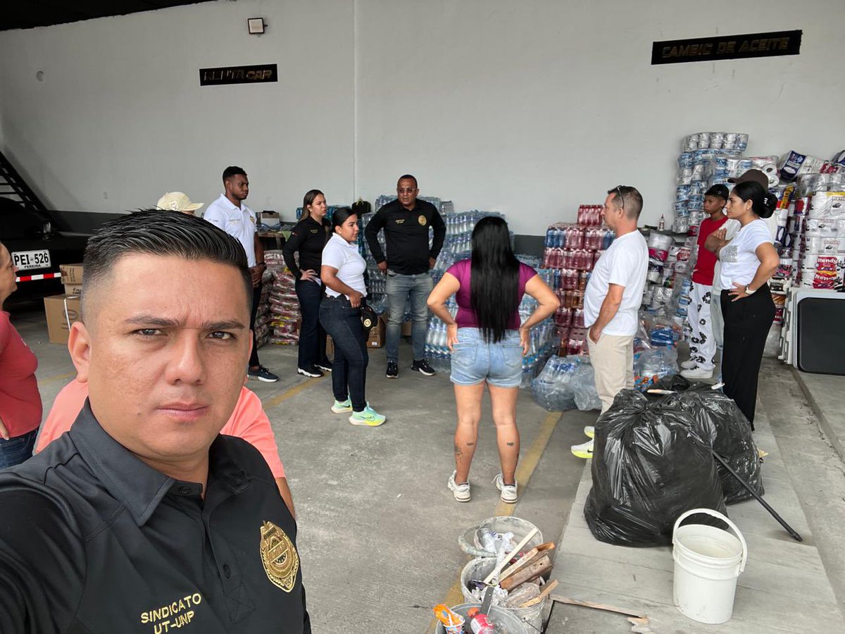 UTUNPNacional's tweet photo. SEGUIMOS TRABAJANDO POR NUESTRA GENTE 🇨🇴🤝

Seguimos empacando, organizando y trabajando sin descanso para llevar más ayudas a las familias afectadas en #valledelcauca Cada aporte se convierte en solidaridad y esperanza.
continuamos presentes en territorio, unidos y comprometidos https://t.co/R6UkwBGmJP