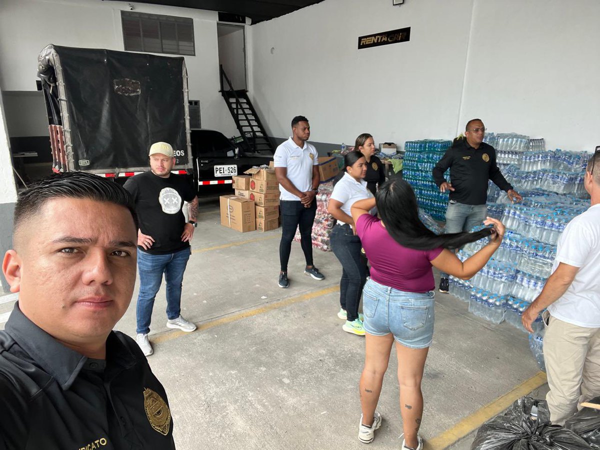 UTUNPNacional's tweet photo. SEGUIMOS TRABAJANDO POR NUESTRA GENTE 🇨🇴🤝

Seguimos empacando, organizando y trabajando sin descanso para llevar más ayudas a las familias afectadas en #valledelcauca Cada aporte se convierte en solidaridad y esperanza.
continuamos presentes en territorio, unidos y comprometidos https://t.co/R6UkwBGmJP