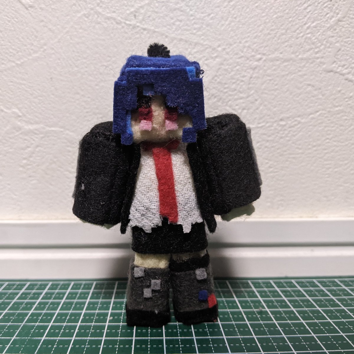 v78479's tweet photo. 夜月りつさんの誕生日ということで
「夜月りつさんのマイクラのスキン」を作りました。
上着を脱いだ状態と着た状態を両方再現できるようにしました。(初めての試み)
#よづき美術館 https://t.co/q1YKvcJMLe
