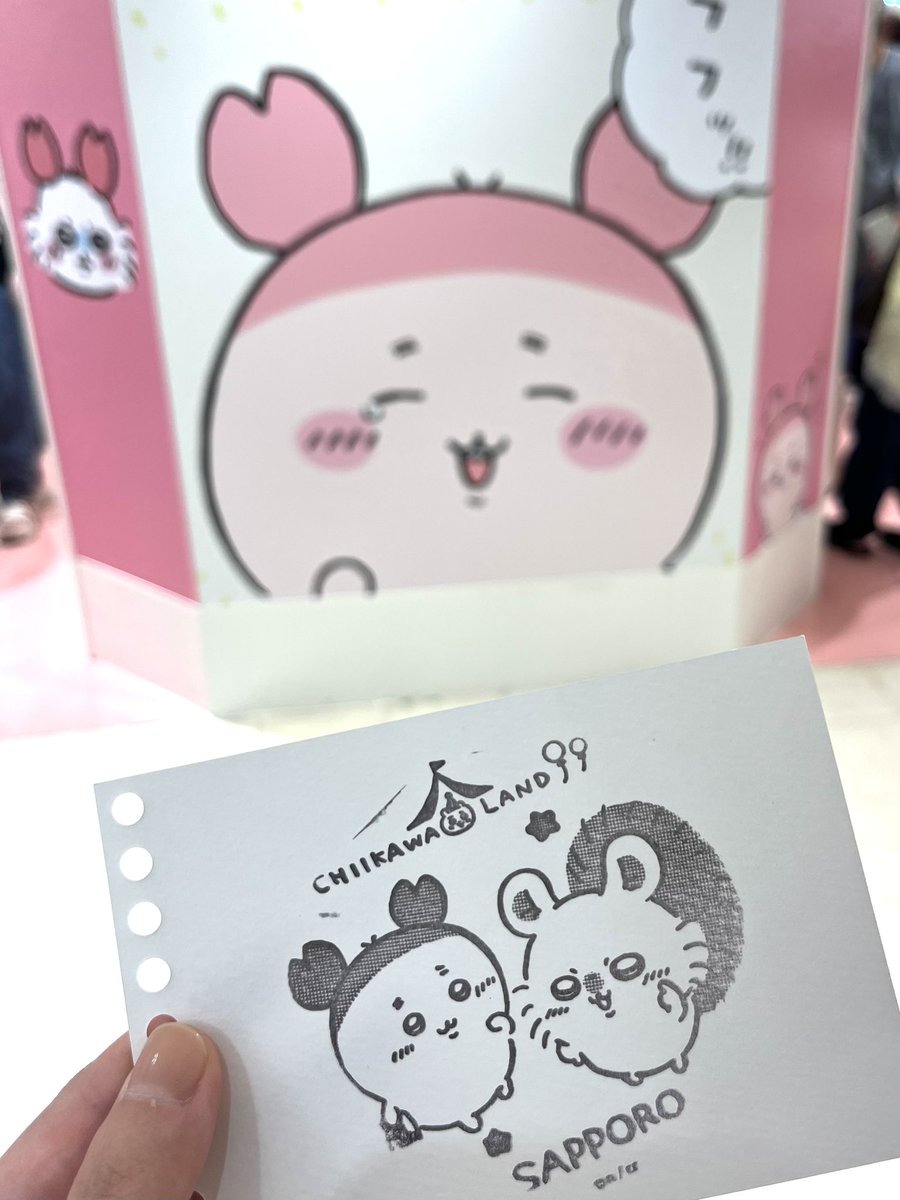 naesun_'s tweet photo. 先週はじめてちいかわらんど札幌パルコ店に行ってみたら、モモンガと古本屋ちゃんいて可愛かった🎀
スタンプ用の紙たまたま持っていて良かった～！
そしておすわりぬいぐるみガチャ発見😳
自引きしたちいかわちゃん可愛すぎる... https://t.co/6OK4qQf3AL