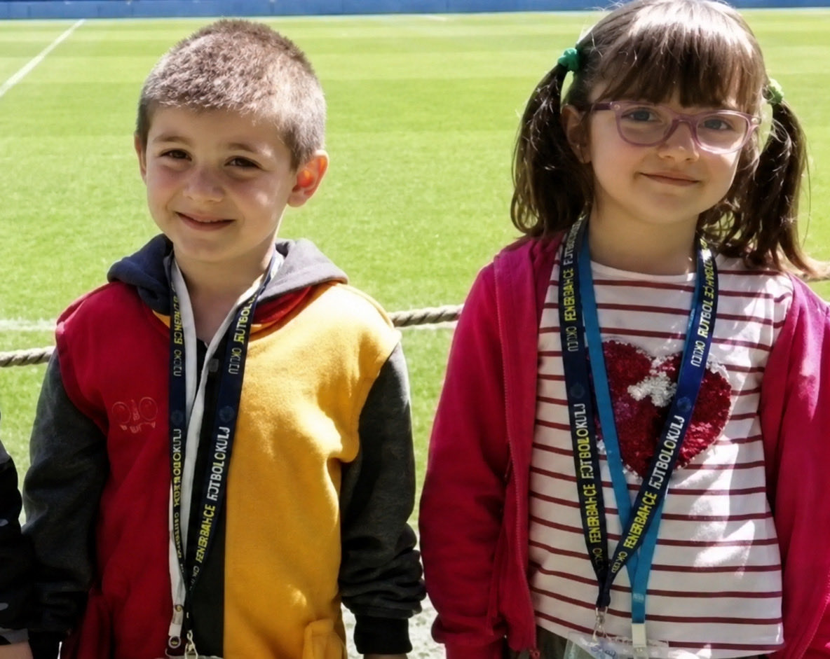 tasimtanjur's tweet photo. Hep ne diyoruz: Fenerbahçe her şeyi yapar ama “yapmadım” diyerek hep mağduru oynar. Boş stadı okul gezisiyle gezmeye giden ve üzerinde Galatasaray sweatshirtü olan bir çocuğu önce stada almayıp, sonra da üzerindekini ters giydirip içeri alan duygusuz insanlar, şimdi çıkıp duygu sömürüsü yapıyor.

Zamanında sizin yaptığınız şeyi şimdi Gençlerbirliği tribünleri yapmış. İkisi de yanlış. Onlar çocuk; bari onları bu işlere alet etmeyin. Galatasaray şampiyonluk kutlamalarına insanlar başka formalarla gelebiliyor ama diğerlerinden bu olgunluğu görmek imkânsız.