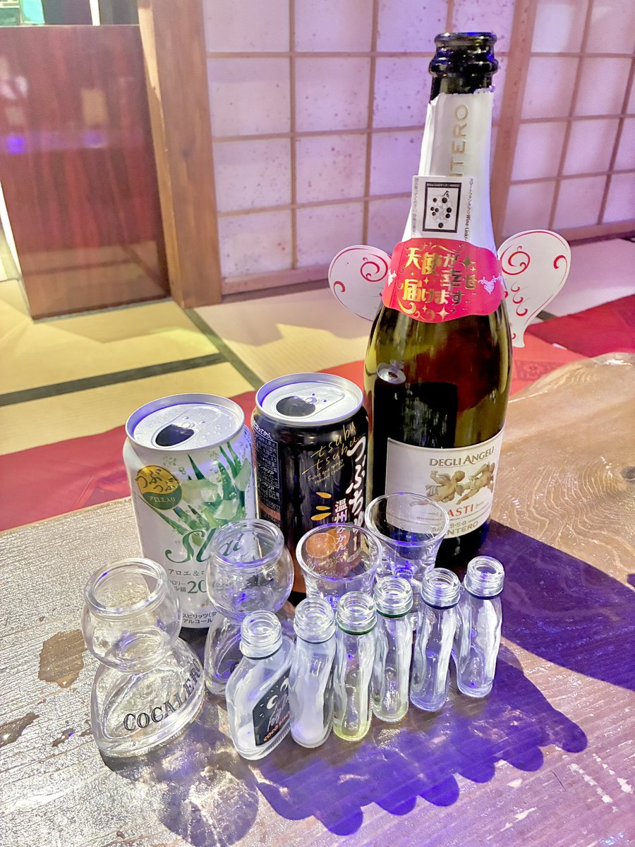 yuyu_kuraki's tweet photo. 8/16ありがとうございました!!⋆✦

初アスティめちゃ美味しかった~!!
沢山一緒に飲めたのもとても楽しかった🎶本当にありがとう〜！！😌😌ダンスも練習する♩髪色もお楽しみに❕

次回浮遊は21日！22時から〜夏祭り！🏮 https://t.co/MJchQp67BM