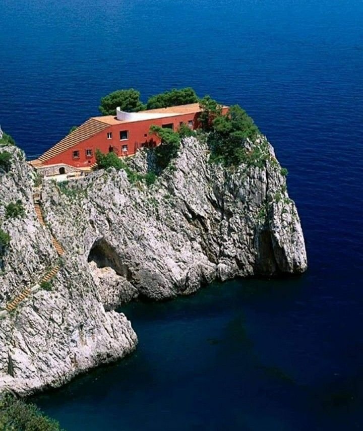 The_SpaceArch's tweet photo. Casa Malaparte / Villa Malaparte
📍 Punta Masullo, Capri, Campania, Italy

A striking modernist villa built into the rocky landscape .

 Designed around privacy, dramatic Mediterranean views, and a strong connection to its surroundings. https://t.co/bmht28R8Er