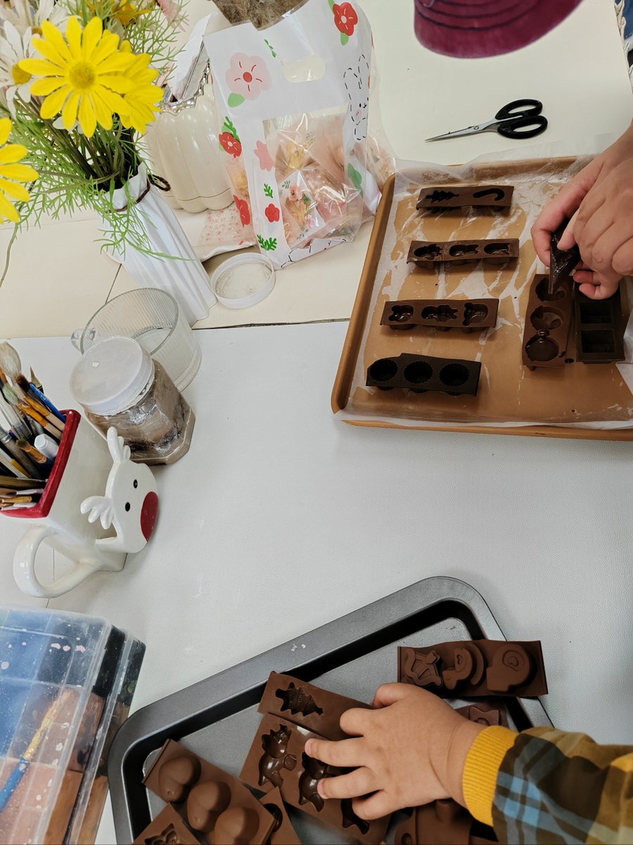 ZIK110599's tweet photo. Just spent a cozy Sunday baking chocolate chip cookies from scratch  The smell that filled the whole apartment is way better than any store-bought treat. Already planning to bake a batch for my neighbor tomorrow!， https://t.co/7naYTD9MpT