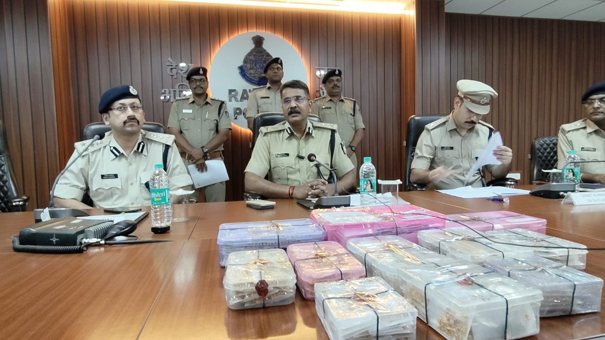 DGP_MP's tweet photo. रतलाम में करोड़ों की लूट का 48 घंटे में खुलासा, ₹5.50 करोड़ से अधिक का मशरूका बरामद...

रतलाम में सराफा व्यापारी से हुई करोड़ों रुपये की लूट का 48 घंटे में खुलासा करते हुए पुलिस ने 06 आरोपियों को गिरफ्तार किया।

#DGPMP #MPPolice @SP_RATLAM_MP https://t.co/vq4wHKSNRC