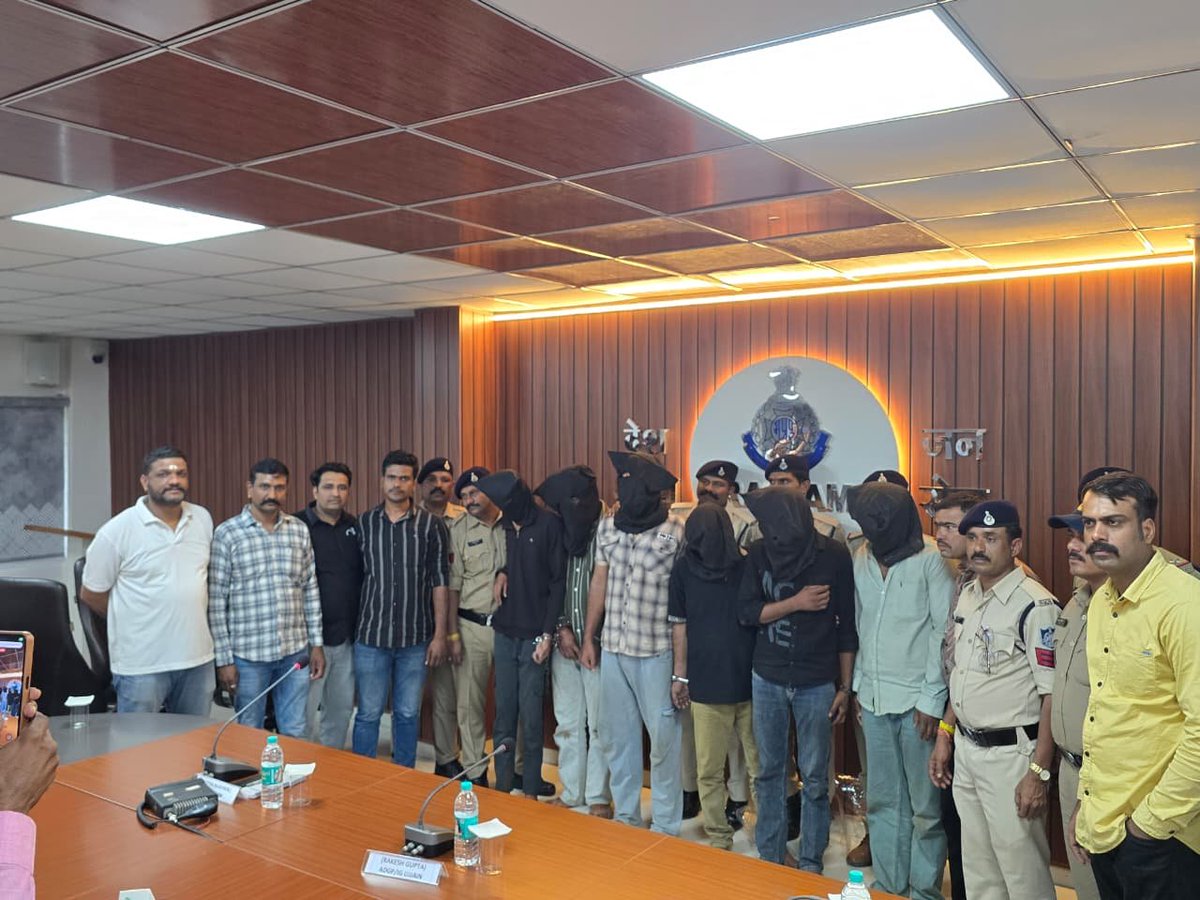 DGP_MP's tweet photo. रतलाम में करोड़ों की लूट का 48 घंटे में खुलासा, ₹5.50 करोड़ से अधिक का मशरूका बरामद...

रतलाम में सराफा व्यापारी से हुई करोड़ों रुपये की लूट का 48 घंटे में खुलासा करते हुए पुलिस ने 06 आरोपियों को गिरफ्तार किया।

#DGPMP #MPPolice @SP_RATLAM_MP https://t.co/vq4wHKSNRC