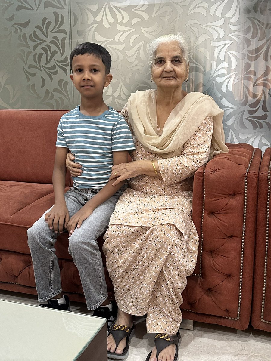 upmita's tweet photo. सिजेरियन के बाद सिडक्टिव्स के नशे में पहली आवाज जो मेरे कानों में पड़ी थी वो राष्ट्रगान थी। वही आवाज शायद अदिवन के लिए भी पहले शब्द और सुर थे। बचपन से आर्मी और यूनिफॉर्म की जो दीवानगी थी उसी का सुरूर था कि मैंने उसी दिन तय किया था, आदू को हर बर्थडे पर किसी परमवीर चक्र के परिवार से मिलने ले जाऊंगी। 

इस बार पांचवा मौका था जब अदिवन को अपने बर्थडे के दिन परमवीर चक्र को हथेलियों पर रखने और उंगलियों के पोरों से उसके कोनों पर उकेरे नाम को छूने का मौका मिला। उस दहलीज पर पैर धरने का सौख्य, जहां वो वीर पैदा हुआ जिसे देश का सर्वोच्च वीरता सम्मान, परमवीर चक्र मिला।

हम भोपाल और काशी दोनों जगहों से 1000 किमी दूर लुधियाना पहुंचे, फ्लाइंग ऑफिसर निर्मलजीत सिंह सेखों के घर। 

सीजफायर से ठीक दो दिन पहले, 14 दिसंबर 1971 को पाकिस्तानी विमानों ने श्रीनगर एयरबेस पर हमले की फिराक में उड़ान भरी थी। फ्लाइंग ऑफिसर सेखों ने दुश्मन के 6 सबरे विमानों का अपने एक साथी के साथ 2 जीनेट फाइटर से मुकाबला किया। अदम्य साहस दिखाते हुए हमले के बीच उन्होंने उड़ने का फैसला किया।पाकिस्तान के एक विमान को मार गिराया और दूसरे को आग से हवाले कर दिया। 

मौत निश्चित थी। पर वो रुके नहीं। उनका विमान दुश्मन के हमले में क्रैश हो गया। पैराशूट के जरिए वो जंगल में कहीं एयरड्रॉप की कोशिश में कूद पड़े। पैरा नहीं खुला और सिर पर गहरी चोट के कारण वो नहीं बचे।

उनका कद काफी ऊंचा था। और तब के वक्त फाइटर प्लेन बहुत छोटे होते थे। वो बमुश्किल फिट आ पाते थे। पग में उनका जूड़ा हाइट और लंबी कर देता था इसलिए उन्होंने बाल कटवा दिए। धर्म से पहले देश के खातिर। 

जब दुश्मन के हमले के बाद कश्मीर के जंगल में वो गिरे तो एक बूढ़ी औरत ने उन्हें सबसे पहले देखा था। अपनी गोद में उनका सिर रख उन्हें काफी वक्त तक सहलाया। एक साल बाद फ्लाइंग ऑफिसर सेखों की मां उस जगह पर इस बूढ़ी औरत से मिलने भी गईं थीं। तब शहीदों के शव घर नहीं भेजे जाते थे। जहां शहीद होते वहीं अंतिम संस्कार किया जाता था। बुरी खबर भी कई दिन बाद घर आती थी। जब वो शहीद हुए तो कुछ दिन बाद होशियारपुर एयरबेस से लोग उनके घर ये मनहूस खबर लेकर पहुंचे थे। और एक साल बाद उनकी मां के हवाले वीर बेटे की अस्थियां एयरफोर्स ने सौंपी थीं। उनकी मां कहतीं थीं, वो इतना मजबूत थे कि घाव होता, चोट लगती थी तो उस पर दवा की जगह मिट्टी लगा देते थे।

तस्वीर उनके लुधियाना वाले घर की है। साथ में फ्लाइंग ऑफिसर निर्मलजीत सिंह सेखों की भाभी हैं। उनकी शादी निर्मलजीत सिंह सेखों की शादी के अगले दिन हुई थी। और शादी के बमुश्किल आठ महीने बाद उन्हें वीरगति मिली। सेखों के दादा, पिता और भाई तीनों एयरफोर्स में थे। 

21 परमवीर चक्र हासिल करनेवाले योद्धाओं में वो देश के इकलौते एयरफोर्स ऑफिसर हैं। 

#Adivan #ParamVeerChakra #FlyingOfficer #nirmaljeetsekhon