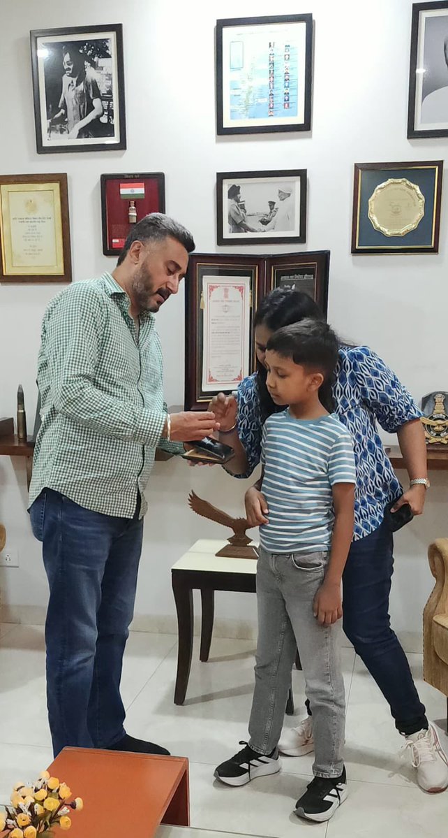 upmita's tweet photo. सिजेरियन के बाद सिडक्टिव्स के नशे में पहली आवाज जो मेरे कानों में पड़ी थी वो राष्ट्रगान थी। वही आवाज शायद अदिवन के लिए भी पहले शब्द और सुर थे। बचपन से आर्मी और यूनिफॉर्म की जो दीवानगी थी उसी का सुरूर था कि मैंने उसी दिन तय किया था, आदू को हर बर्थडे पर किसी परमवीर चक्र के परिवार से मिलने ले जाऊंगी। 

इस बार पांचवा मौका था जब अदिवन को अपने बर्थडे के दिन परमवीर चक्र को हथेलियों पर रखने और उंगलियों के पोरों से उसके कोनों पर उकेरे नाम को छूने का मौका मिला। उस दहलीज पर पैर धरने का सौख्य, जहां वो वीर पैदा हुआ जिसे देश का सर्वोच्च वीरता सम्मान, परमवीर चक्र मिला।

हम भोपाल और काशी दोनों जगहों से 1000 किमी दूर लुधियाना पहुंचे, फ्लाइंग ऑफिसर निर्मलजीत सिंह सेखों के घर। 

सीजफायर से ठीक दो दिन पहले, 14 दिसंबर 1971 को पाकिस्तानी विमानों ने श्रीनगर एयरबेस पर हमले की फिराक में उड़ान भरी थी। फ्लाइंग ऑफिसर सेखों ने दुश्मन के 6 सबरे विमानों का अपने एक साथी के साथ 2 जीनेट फाइटर से मुकाबला किया। अदम्य साहस दिखाते हुए हमले के बीच उन्होंने उड़ने का फैसला किया।पाकिस्तान के एक विमान को मार गिराया और दूसरे को आग से हवाले कर दिया। 

मौत निश्चित थी। पर वो रुके नहीं। उनका विमान दुश्मन के हमले में क्रैश हो गया। पैराशूट के जरिए वो जंगल में कहीं एयरड्रॉप की कोशिश में कूद पड़े। पैरा नहीं खुला और सिर पर गहरी चोट के कारण वो नहीं बचे।

उनका कद काफी ऊंचा था। और तब के वक्त फाइटर प्लेन बहुत छोटे होते थे। वो बमुश्किल फिट आ पाते थे। पग में उनका जूड़ा हाइट और लंबी कर देता था इसलिए उन्होंने बाल कटवा दिए। धर्म से पहले देश के खातिर। 

जब दुश्मन के हमले के बाद कश्मीर के जंगल में वो गिरे तो एक बूढ़ी औरत ने उन्हें सबसे पहले देखा था। अपनी गोद में उनका सिर रख उन्हें काफी वक्त तक सहलाया। एक साल बाद फ्लाइंग ऑफिसर सेखों की मां उस जगह पर इस बूढ़ी औरत से मिलने भी गईं थीं। तब शहीदों के शव घर नहीं भेजे जाते थे। जहां शहीद होते वहीं अंतिम संस्कार किया जाता था। बुरी खबर भी कई दिन बाद घर आती थी। जब वो शहीद हुए तो कुछ दिन बाद होशियारपुर एयरबेस से लोग उनके घर ये मनहूस खबर लेकर पहुंचे थे। और एक साल बाद उनकी मां के हवाले वीर बेटे की अस्थियां एयरफोर्स ने सौंपी थीं। उनकी मां कहतीं थीं, वो इतना मजबूत थे कि घाव होता, चोट लगती थी तो उस पर दवा की जगह मिट्टी लगा देते थे।

तस्वीर उनके लुधियाना वाले घर की है। साथ में फ्लाइंग ऑफिसर निर्मलजीत सिंह सेखों की भाभी हैं। उनकी शादी निर्मलजीत सिंह सेखों की शादी के अगले दिन हुई थी। और शादी के बमुश्किल आठ महीने बाद उन्हें वीरगति मिली। सेखों के दादा, पिता और भाई तीनों एयरफोर्स में थे। 

21 परमवीर चक्र हासिल करनेवाले योद्धाओं में वो देश के इकलौते एयरफोर्स ऑफिसर हैं। 

#Adivan #ParamVeerChakra #FlyingOfficer #nirmaljeetsekhon