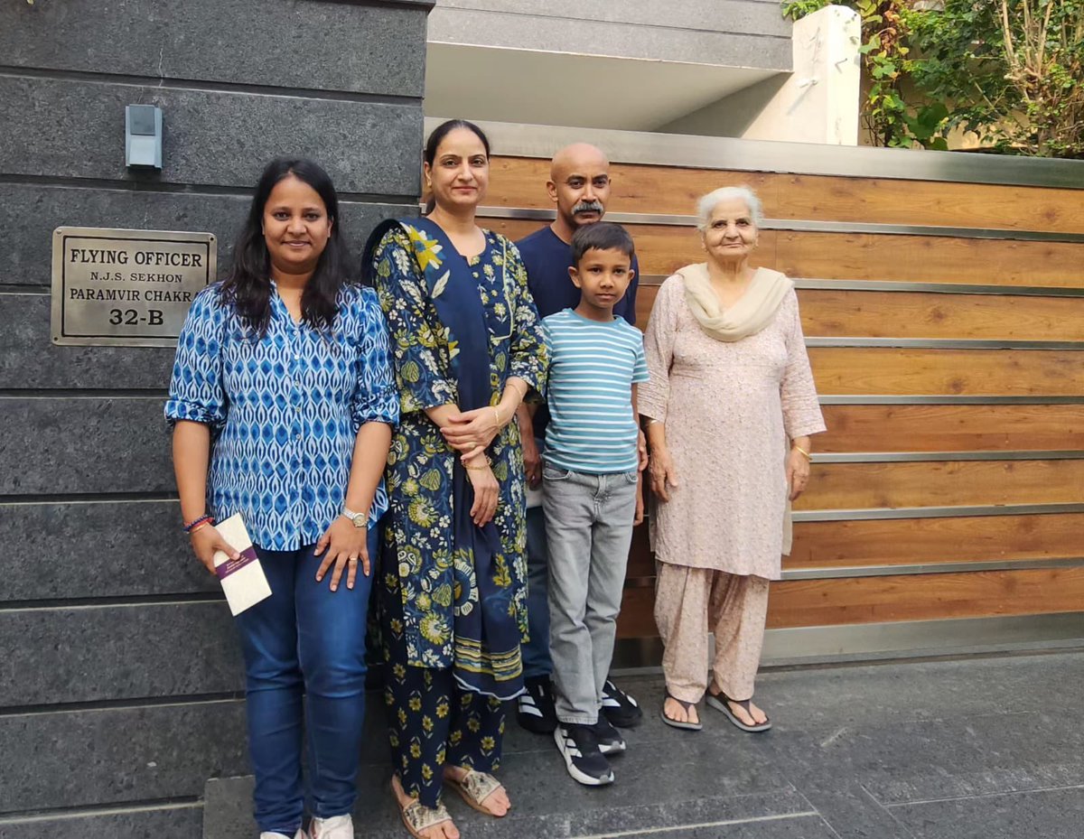 upmita's tweet photo. सिजेरियन के बाद सिडक्टिव्स के नशे में पहली आवाज जो मेरे कानों में पड़ी थी वो राष्ट्रगान थी। वही आवाज शायद अदिवन के लिए भी पहले शब्द और सुर थे। बचपन से आर्मी और यूनिफॉर्म की जो दीवानगी थी उसी का सुरूर था कि मैंने उसी दिन तय किया था, आदू को हर बर्थडे पर किसी परमवीर चक्र के परिवार से मिलने ले जाऊंगी। 

इस बार पांचवा मौका था जब अदिवन को अपने बर्थडे के दिन परमवीर चक्र को हथेलियों पर रखने और उंगलियों के पोरों से उसके कोनों पर उकेरे नाम को छूने का मौका मिला। उस दहलीज पर पैर धरने का सौख्य, जहां वो वीर पैदा हुआ जिसे देश का सर्वोच्च वीरता सम्मान, परमवीर चक्र मिला।

हम भोपाल और काशी दोनों जगहों से 1000 किमी दूर लुधियाना पहुंचे, फ्लाइंग ऑफिसर निर्मलजीत सिंह सेखों के घर। 

सीजफायर से ठीक दो दिन पहले, 14 दिसंबर 1971 को पाकिस्तानी विमानों ने श्रीनगर एयरबेस पर हमले की फिराक में उड़ान भरी थी। फ्लाइंग ऑफिसर सेखों ने दुश्मन के 6 सबरे विमानों का अपने एक साथी के साथ 2 जीनेट फाइटर से मुकाबला किया। अदम्य साहस दिखाते हुए हमले के बीच उन्होंने उड़ने का फैसला किया।पाकिस्तान के एक विमान को मार गिराया और दूसरे को आग से हवाले कर दिया। 

मौत निश्चित थी। पर वो रुके नहीं। उनका विमान दुश्मन के हमले में क्रैश हो गया। पैराशूट के जरिए वो जंगल में कहीं एयरड्रॉप की कोशिश में कूद पड़े। पैरा नहीं खुला और सिर पर गहरी चोट के कारण वो नहीं बचे।

उनका कद काफी ऊंचा था। और तब के वक्त फाइटर प्लेन बहुत छोटे होते थे। वो बमुश्किल फिट आ पाते थे। पग में उनका जूड़ा हाइट और लंबी कर देता था इसलिए उन्होंने बाल कटवा दिए। धर्म से पहले देश के खातिर। 

जब दुश्मन के हमले के बाद कश्मीर के जंगल में वो गिरे तो एक बूढ़ी औरत ने उन्हें सबसे पहले देखा था। अपनी गोद में उनका सिर रख उन्हें काफी वक्त तक सहलाया। एक साल बाद फ्लाइंग ऑफिसर सेखों की मां उस जगह पर इस बूढ़ी औरत से मिलने भी गईं थीं। तब शहीदों के शव घर नहीं भेजे जाते थे। जहां शहीद होते वहीं अंतिम संस्कार किया जाता था। बुरी खबर भी कई दिन बाद घर आती थी। जब वो शहीद हुए तो कुछ दिन बाद होशियारपुर एयरबेस से लोग उनके घर ये मनहूस खबर लेकर पहुंचे थे। और एक साल बाद उनकी मां के हवाले वीर बेटे की अस्थियां एयरफोर्स ने सौंपी थीं। उनकी मां कहतीं थीं, वो इतना मजबूत थे कि घाव होता, चोट लगती थी तो उस पर दवा की जगह मिट्टी लगा देते थे।

तस्वीर उनके लुधियाना वाले घर की है। साथ में फ्लाइंग ऑफिसर निर्मलजीत सिंह सेखों की भाभी हैं। उनकी शादी निर्मलजीत सिंह सेखों की शादी के अगले दिन हुई थी। और शादी के बमुश्किल आठ महीने बाद उन्हें वीरगति मिली। सेखों के दादा, पिता और भाई तीनों एयरफोर्स में थे। 

21 परमवीर चक्र हासिल करनेवाले योद्धाओं में वो देश के इकलौते एयरफोर्स ऑफिसर हैं। 

#Adivan #ParamVeerChakra #FlyingOfficer #nirmaljeetsekhon
