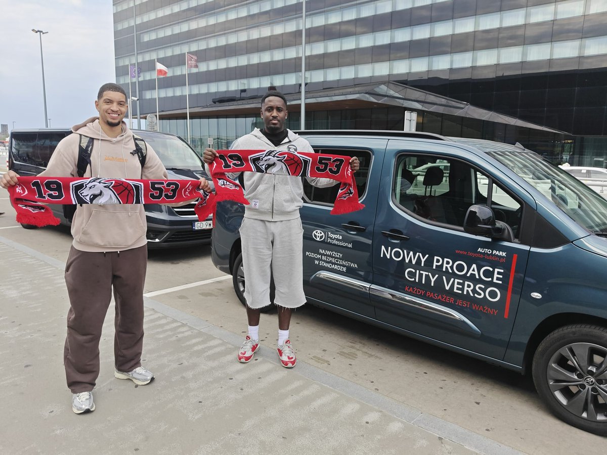 StartLublin's tweet photo. Lucas Williamson i Courtney Ramey meldują się w Polsce 🏀✈️👋 Dziękujemy Toyota Auto Park Lublin za pomoc w transporcie naszych zawodników w komfortowych warunkach 🤝🚘🔝

#Lublin #Lubelskie #plkpl #WeAreFamily 🔴⚫️ https://t.co/S7bNGrByPN