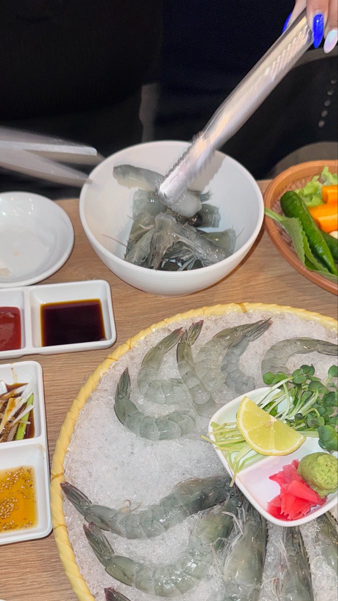 yevchu's tweet photo. 너네도 새우 까주는 여자 만나~ https://t.co/VHw4kw6uiJ