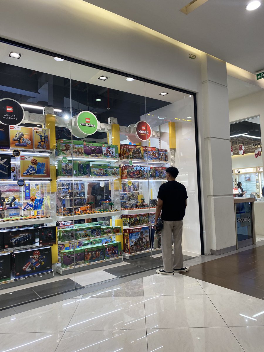 ihikihh's tweet photo. *setelah ngeliatin 10 menit*
: mau lego F1 🥺 harganya 4 juta 😔
: iya nanti kalo udah setara pak anton beli yaaa

pak anton adalah direktur kantor guweh... https://t.co/ozfYNOIvbn