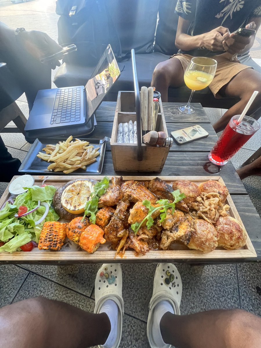 CPTtwins's tweet photo. Durban been good to us ✌🏾🧡

We met the legendary King Zoso 🙌🏾

#Durban | #CpttwinsExplore | #TeamWeekend https://t.co/qy7N8pphlT
