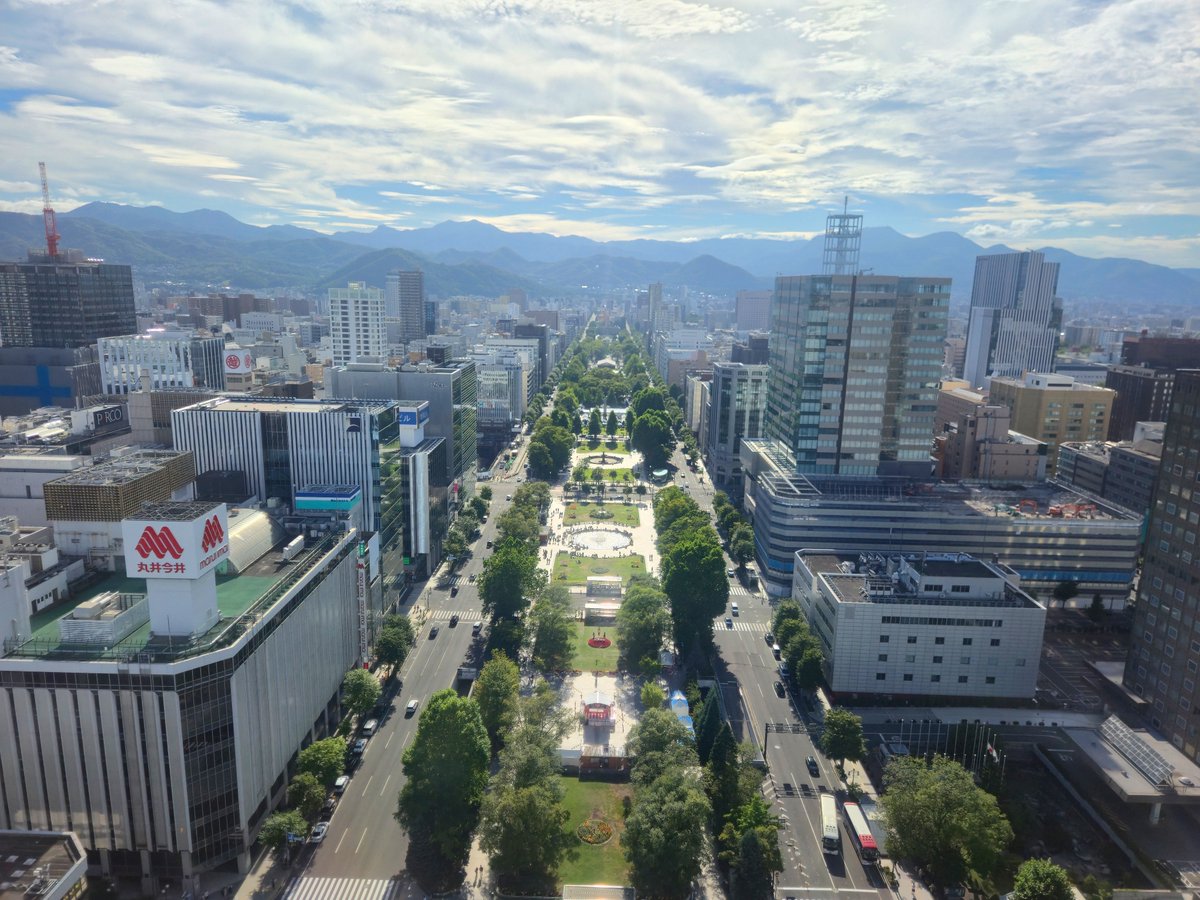 lang343408's tweet photo. 札幌テレビ塔と大通公園 https://t.co/nChCAFCNDK