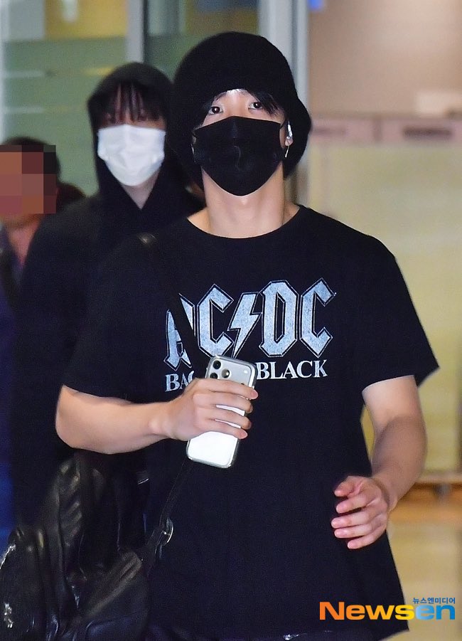 dosukhoon's tweet photo. 260816 jihoon at icn 📸 #지훈 

“gaze overflowing with charm even behind a mask”
🖇️ https://t.co/UR74Q5LKCL

“heartwarming handsome visuals even with a mask on”
🖇️ https://t.co/Iu3n5aMcc7

“looks cool just to look at”
🖇️ https://t.co/CzCuOIfwlz https://t.co/d7u9z30w5c